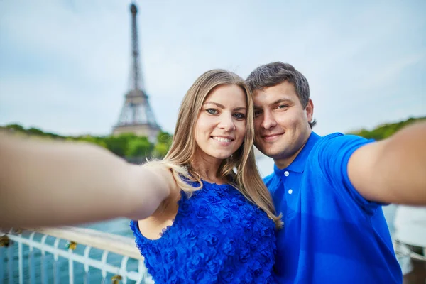 Belle jeune couple de rencontres à Paris faire selfie — Photo