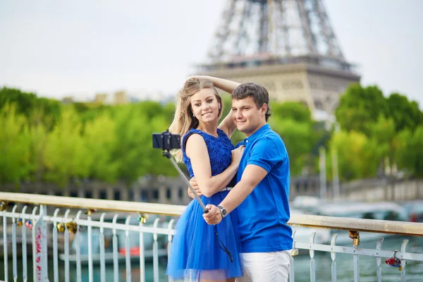 Hermosa joven citas pareja en París haciendo selfie — Foto de Stock