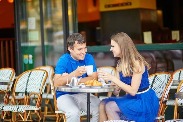 Mooie jonge paar van de toeristen in de Parijse straat café — Stockfoto