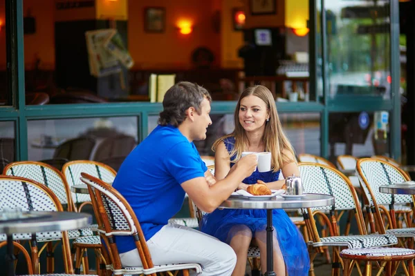 Krásný mladý pár turistů v Pařížské ulici café — Stock fotografie