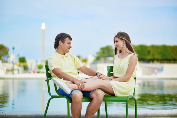 Hermosa joven citas pareja en París —  Fotos de Stock