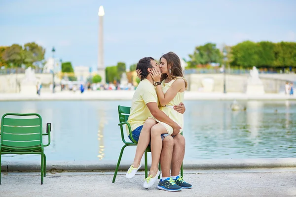 Krásná mladá datování pár v Paříži — Stock fotografie