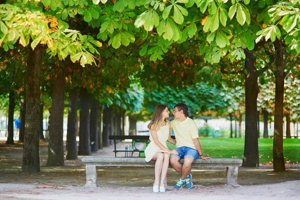 Hermosa joven citas pareja en París — Foto de Stock