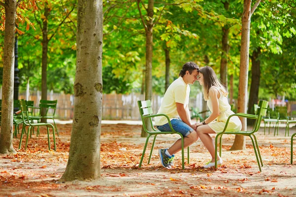 Hermosa joven citas pareja en París —  Fotos de Stock