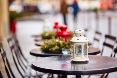 Noel için dekore edilmiş bir Paris kafe tabloları