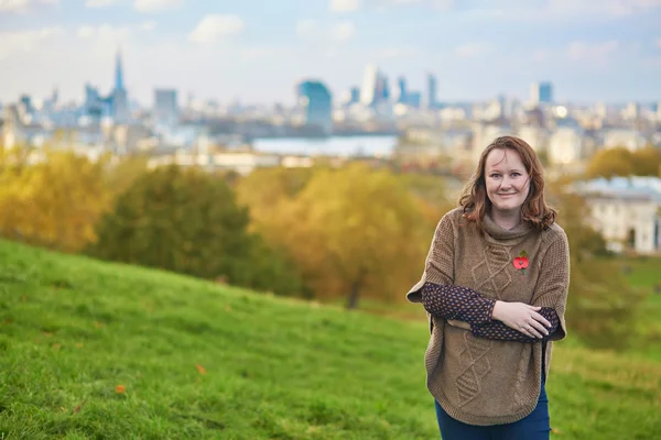 Meisje dragen rode remembrance klaproos — Stockfoto