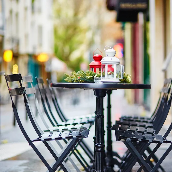 Mesas de um café parisiense decoradas para o Natal — Fotografia de Stock