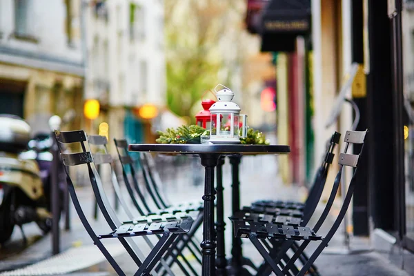 Столи паризьких кафе, оформлений на Різдво — стокове фото