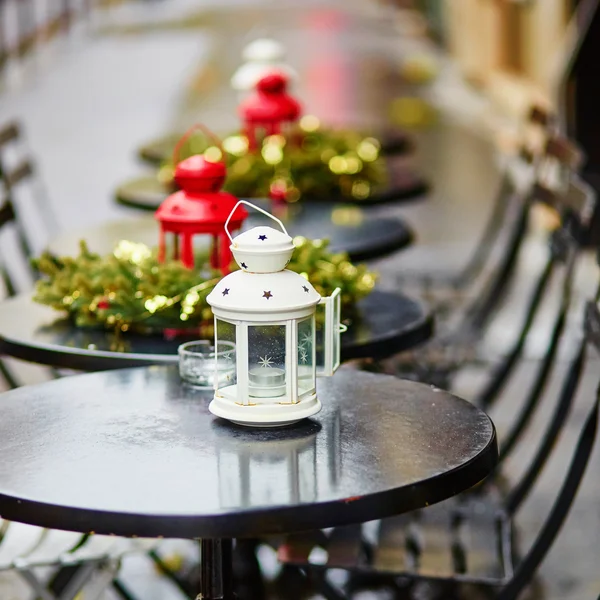 Tische eines Pariser Cafés weihnachtlich dekoriert — Stockfoto