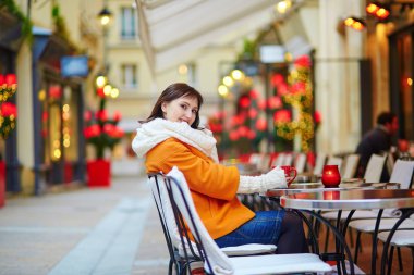 Güzel genç kız açık bir Paris cafe