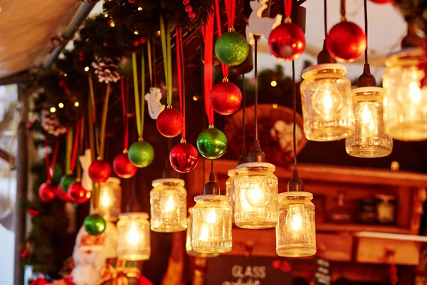 Kleurrijke kerstversiering op een Parijse kerstmarkt — Stockfoto