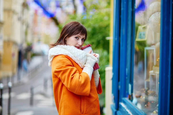 Ragazza che guarda le vetrine parigine decorate per Natale — Foto Stock