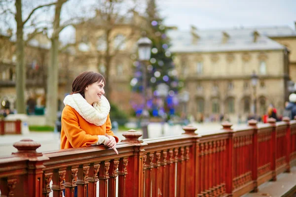 Счастливый молодой турист в Париже в зимний день — стоковое фото