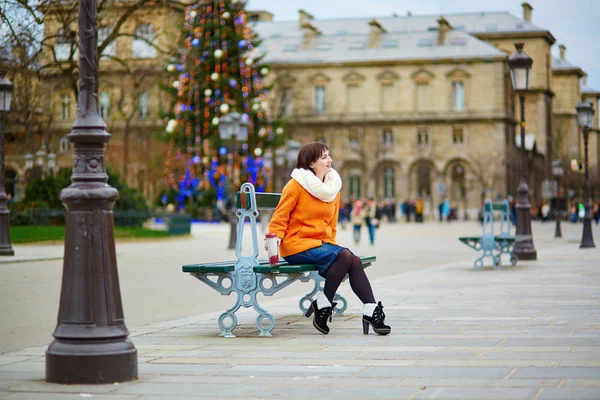 Happy young tourist in Paris on a winter day — Stock Photo, Image