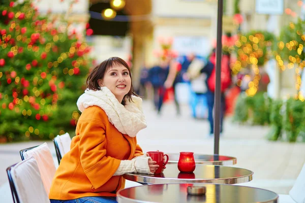 Hermosa joven en un café parisino al aire libre — Foto de Stock