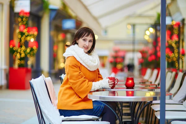 Piękna dziewczyna w paryskiej kawiarnia na świeżym powietrzu — Zdjęcie stockowe
