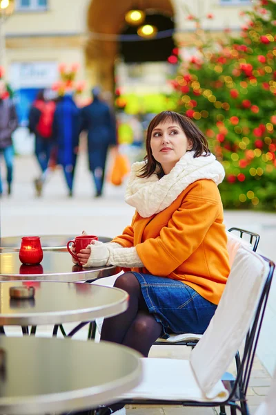 Belle jeune fille dans un café parisien en plein air — Photo