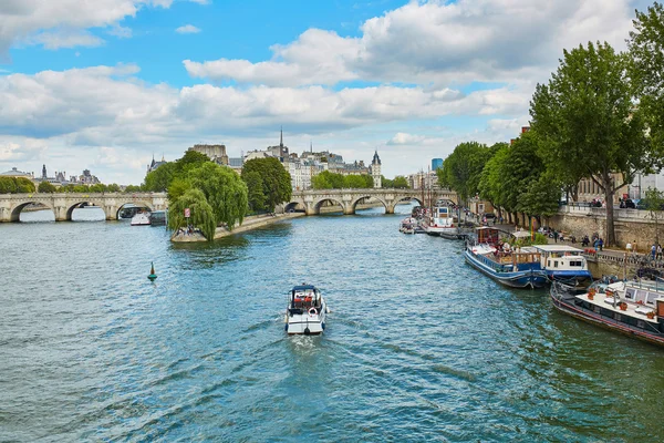 Boat navigating on the Seine river — Stock Photo, Image