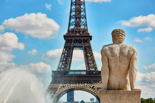 Statue on the Trocadero view pont in front of the Eiffel tower — Stock Photo, Image