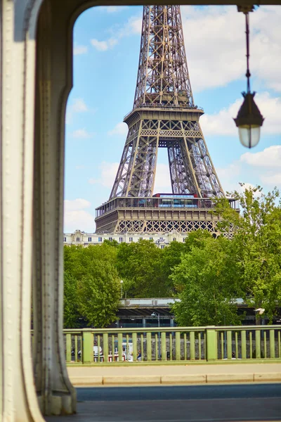 Torre Eiffel da ponte Bir Hakeim — Fotografia de Stock