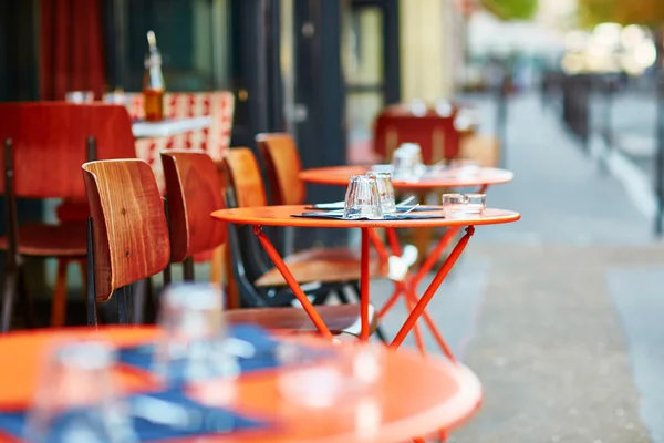 Tabel van traditionele Franse buitencafé in Parijs — Stockfoto