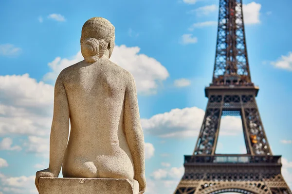 Estátua na vista Trocadero pont em frente à torre Eiffel — Fotografia de Stock