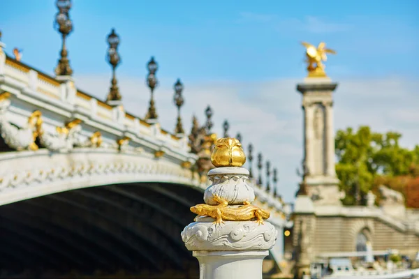 Hermosos detalles del puente Alexandre III en París, Francia — Foto de Stock