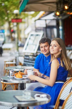 Güzel genç çift Paris cafe dating