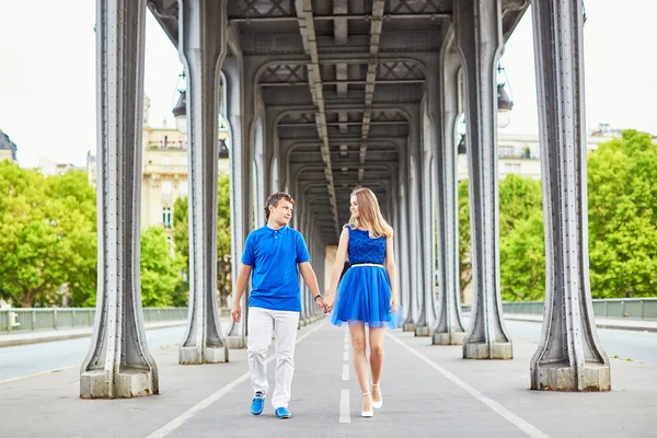 年轻漂亮约会夫妇在巴黎 — 图库照片