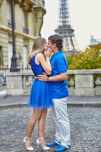 Bonito jovem namoro casal em Paris — Fotografia de Stock