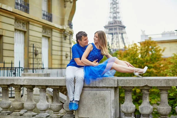 Vackra unga dating par i Paris — Stockfoto