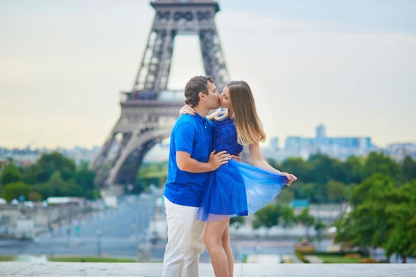 Hermosa joven citas pareja en París — Foto de Stock