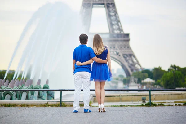 Hermosa joven citas pareja en París — Foto de Stock