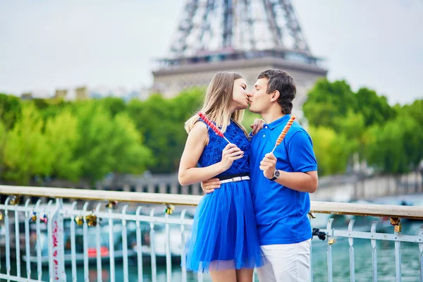 Vackra unga dating par i Paris — Stockfoto