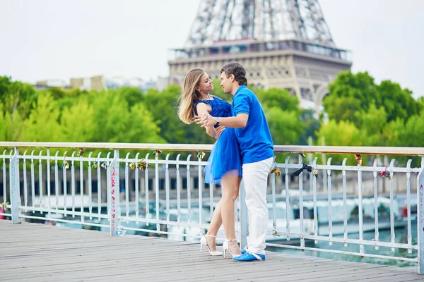 Gyönyörű fiatal pár Párizsban Ismerkedés — Stock Fotó