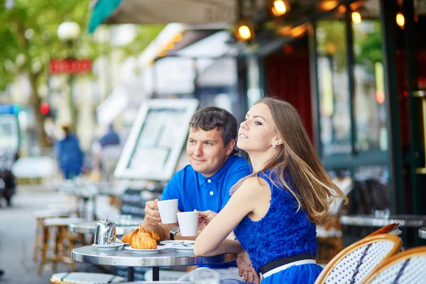 Bonito jovem namoro casal em café parisiense — Fotografia de Stock