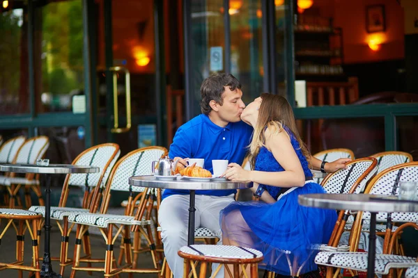 Hermosa joven citas pareja en el café parisino — Foto de Stock