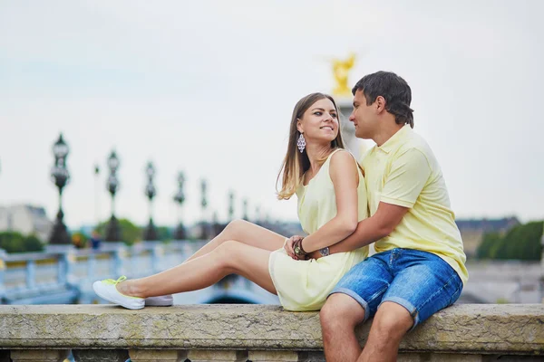 Mooie jonge dating paar in Parijs — Stockfoto