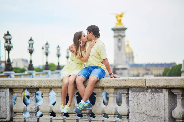 Beautiful young dating couple in Paris — Stock Photo, Image