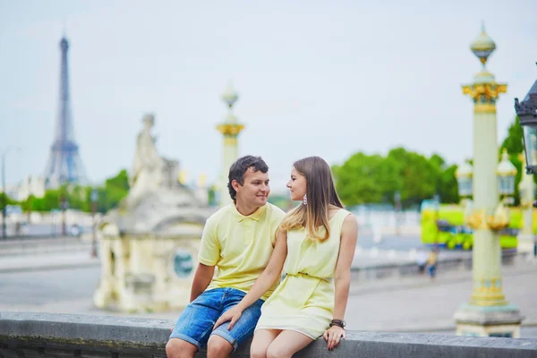 Beautiful young dating couple in Paris — Stock Photo, Image