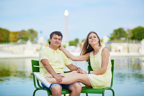 Bonito jovem namoro casal em Paris — Fotografia de Stock