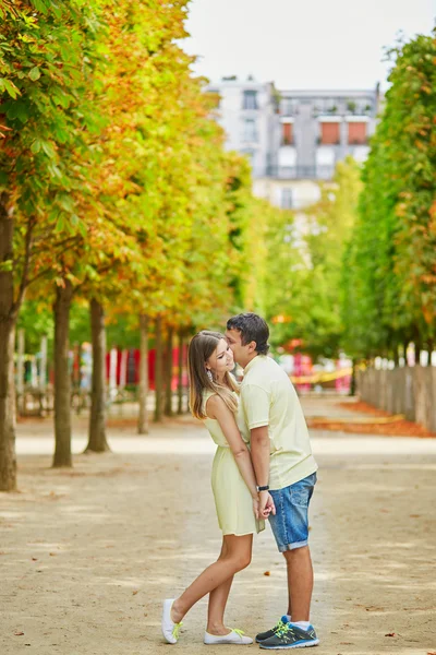 Beautiful young dating couple in Paris — Stock Photo, Image