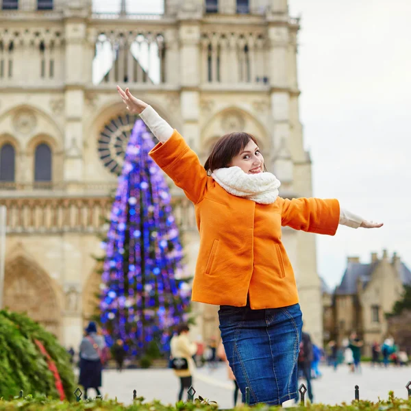 Happy young tourist in Paris on a winter day — Stock Photo, Image