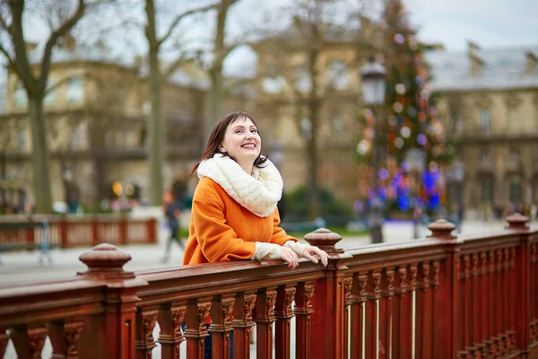 Feliz joven turista en París en un día de invierno —  Fotos de Stock