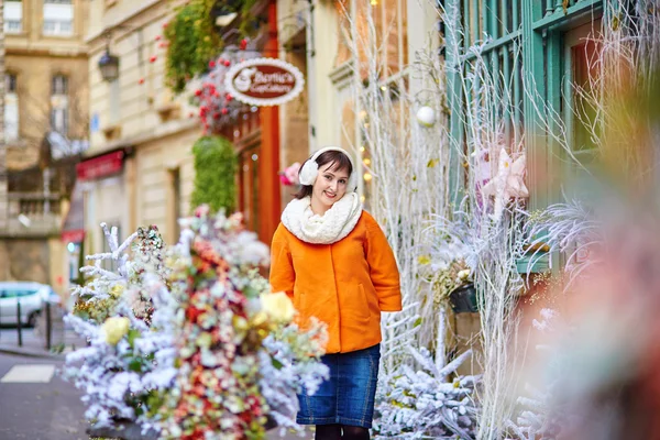 มีความสุขนักท่องเที่ยวหนุ่มในปารีสในวันฤดูหนาว — ภาพถ่ายสต็อก