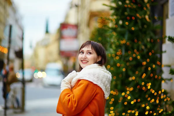 Happy young tourist in Paris on a winter day — Stock Photo, Image