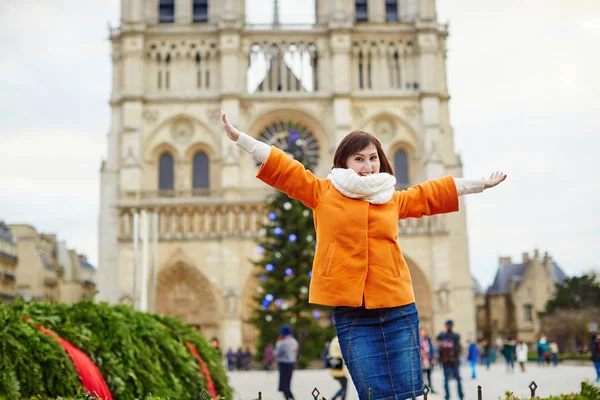 Happy young tourist in Paris on a winter day — Stock Photo, Image