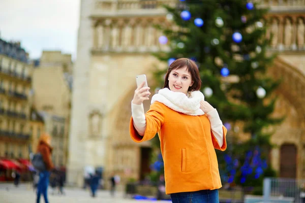 Happy young tourist in Paris on a winter day — Stock Photo, Image