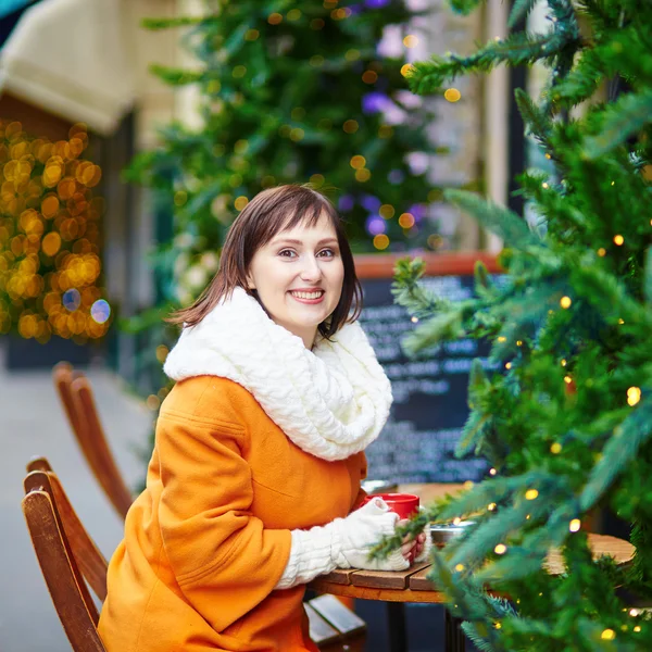 Happy young tourist in Paris on a winter day — Stock Photo, Image