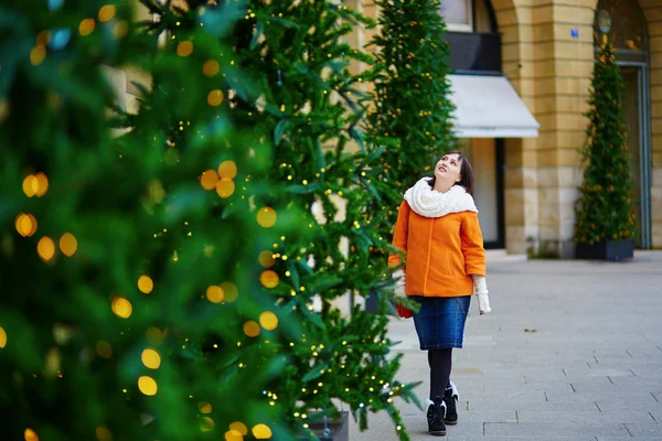 Happy young tourist in Paris on a winter day — Stock Photo, Image